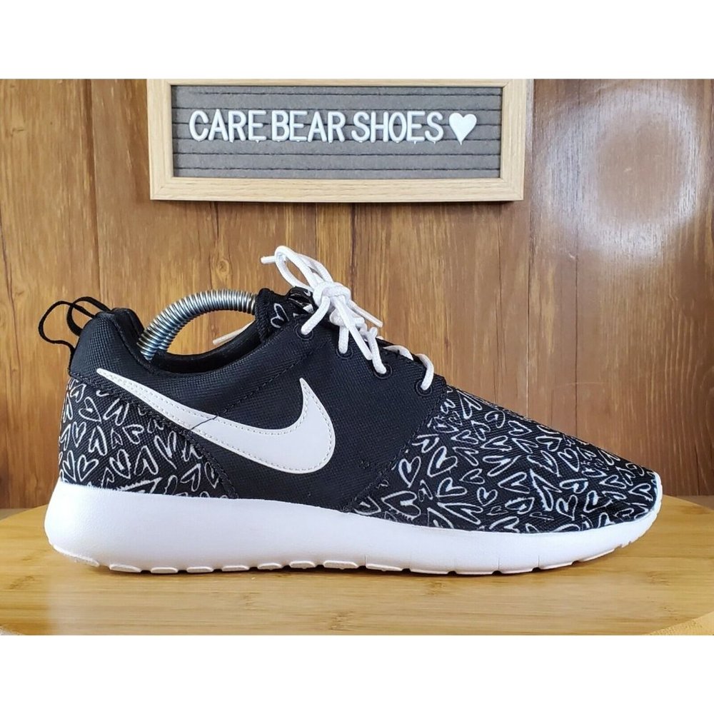 Nike Roshe Run Print GS Black Heart Size 7Y WMNS 8.5 Sneakers Shoe 677784-005